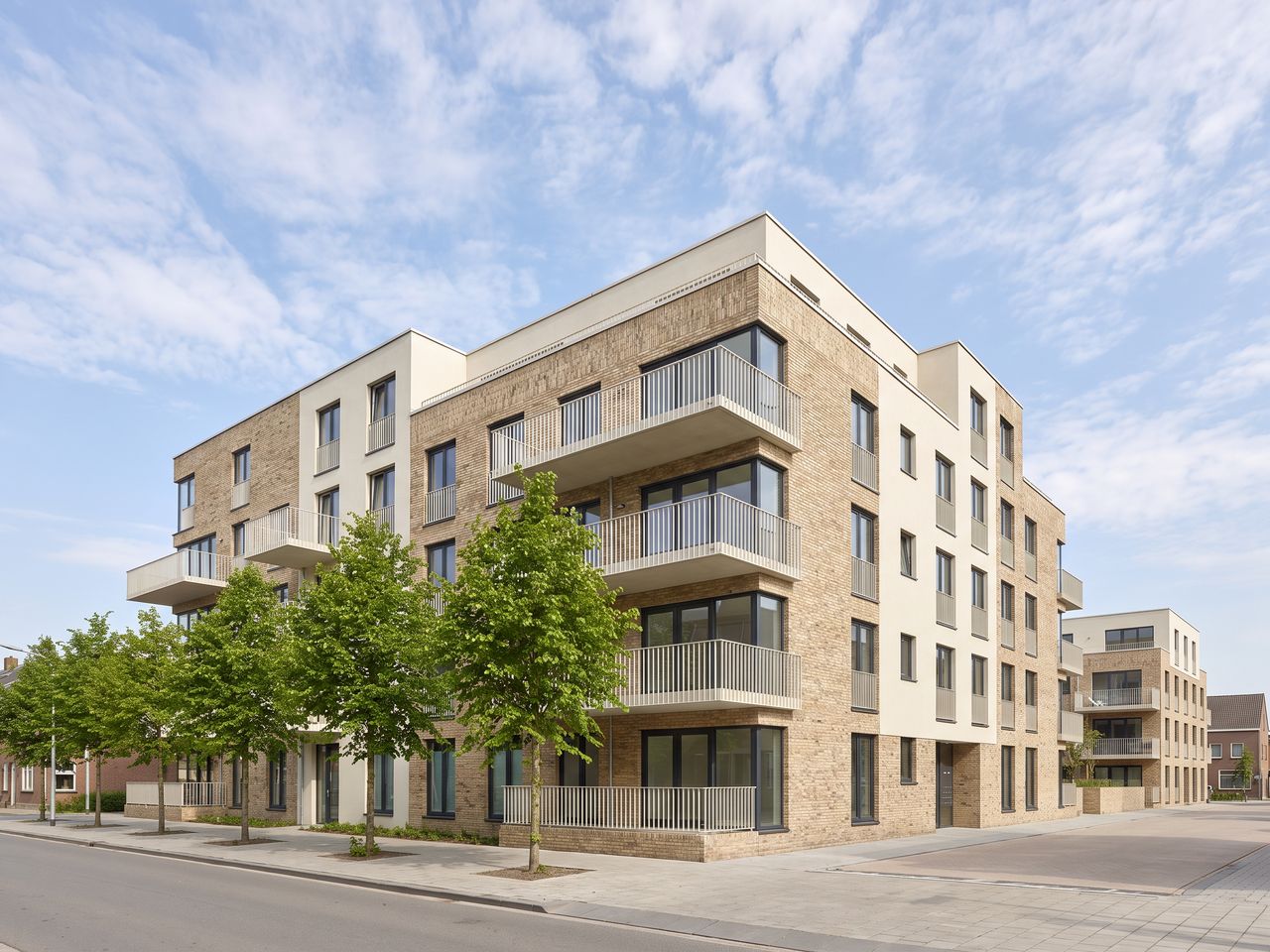 Appartementengebouw in lichte baksteen met uitkragende balkons